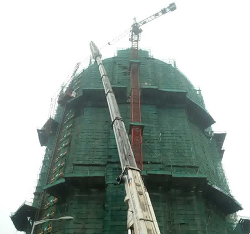 黄石港吊车在工地上作业